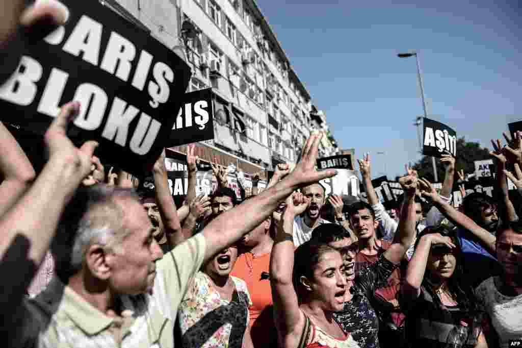 Турецкая полиция в пятницу утром начала широкомасштабную антитеррористическую операцию по всей стране, чтобы выявить возможных сторонников&nbsp;&quot;Исламского Государства&quot;&nbsp;и экстремистской&nbsp;Курдской рабочей партии На фото - люди с плакатами &quot;мир&quot; во время демонстрации 26 июля
