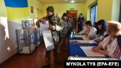 Украинские военные на избирательном участке вблизи Львова