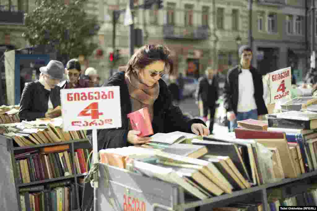 Девушка рассматривает подержанные книги в центре Тбилиси. Фото: Indigo Fleur