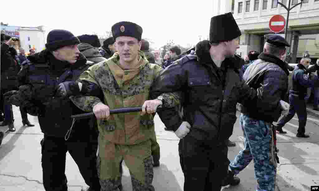Пророссийские активисты под зданием Верховной Рады Крыма, 6 марта 2014 года