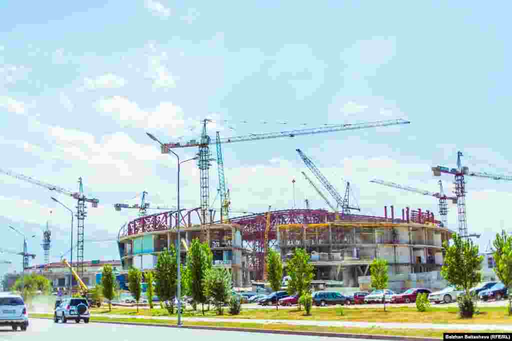 В Алма-Ате в настоящий момент строятся стадионы на 3 и 12 тысяч мест. Здесь пройдут соревнования по хоккею и керлингу во время Универсиады 2017 года