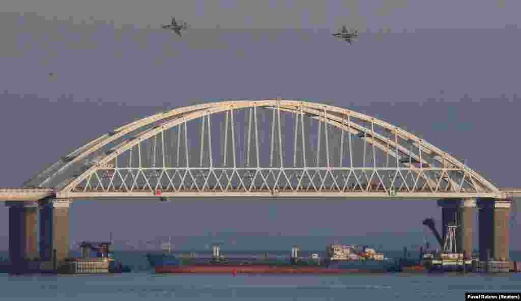 Днем 25 ноября украинские военные заявили, что группу их военных катеров, направлявшихся из Одессы в Мариуполь, протаранил корабль российской пограничной службы