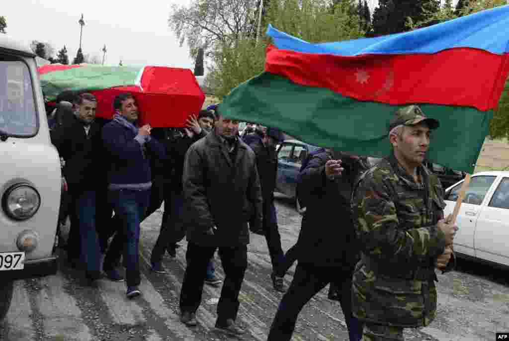 Похороны азербайджанского военнослужащего, погибшего в бою в Нагорном Карабахе. Селение Тертер, 3 апреля 2016 &nbsp;