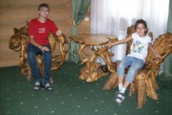 Азат Мифтахов с сестрой. Фото из семейного архива