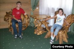 Азат Мифтахов с сестрой. Фото из семейного архива