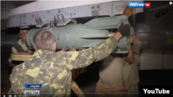 Российские военные прикрепляют бомбу ОФАБ-250 к штурмовику Су-25, кадр из сюжета телеканала "Россия 24"