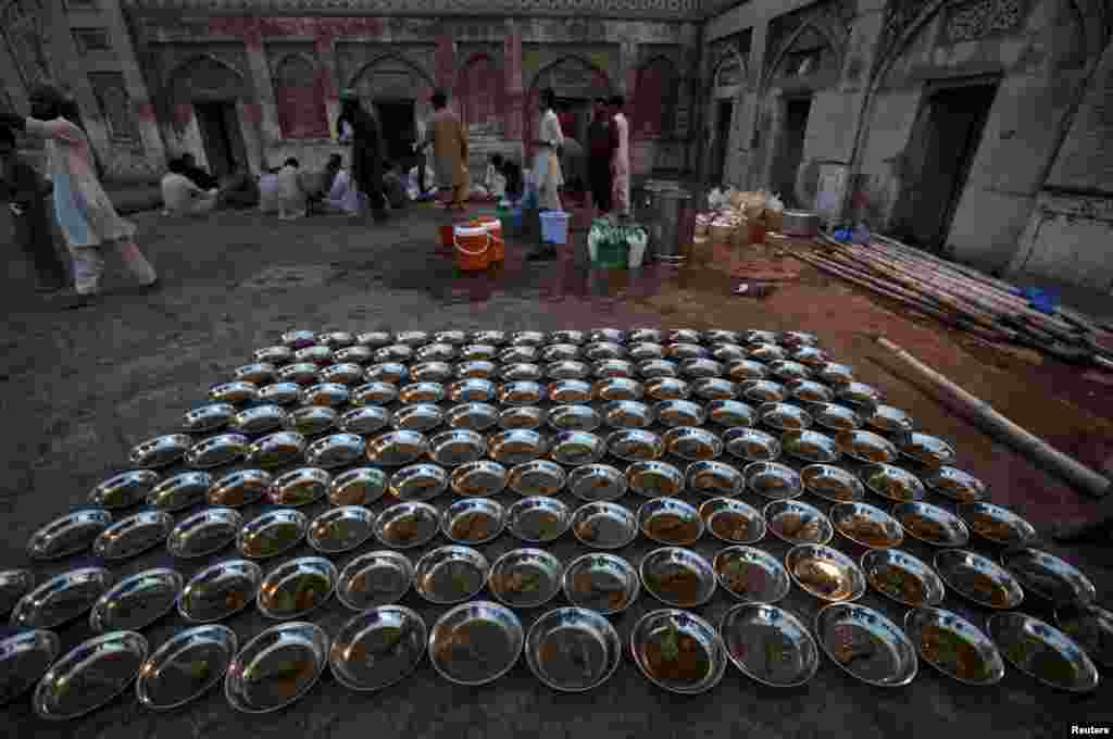 Рамадан - самый строгий и длинный пост Ислама На фото - тарелки с куринным мясом, готовые к раздаче во время вечерей трапезы в Рамадан. Пакистан
