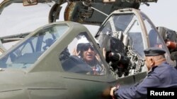 Министр обороны Ирака за рулем самолета Су-25 на авиабазе в Багдаде, март 2015 года 