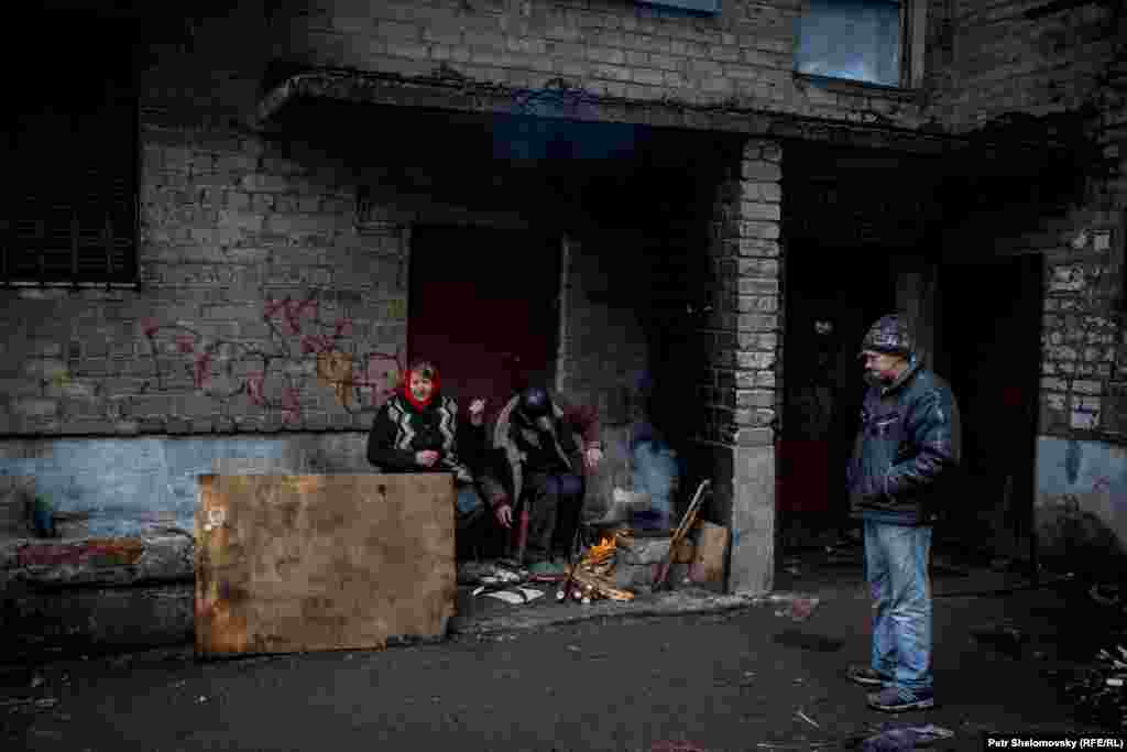 Местные жители готовят еду в условиях, когда в городе нет ни света, ни газа: Дебальцево, Донецкая область Украины. 3 февраля 2015