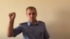 Милиционер из Гомеля в видео назвал Тихановскую президентом и призвал коллег прекратить насилие. Он уехал из Беларуси