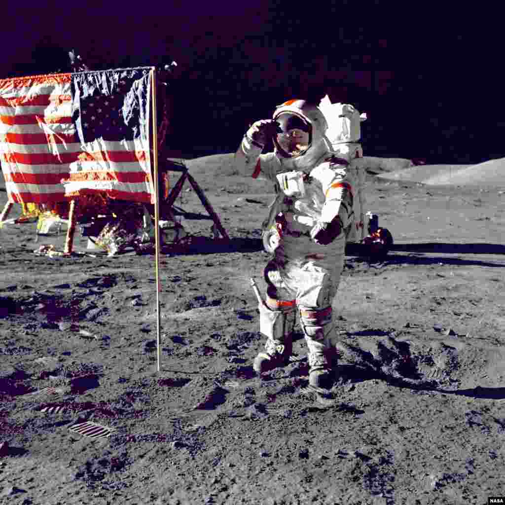 В честь дочери астронавта Сернана названа одна из лунных скал &ndash; Скала Трэйси &ndash; у которой работали астронавты На фото &ndash; астронавт Юджин Сернан с американским флагом