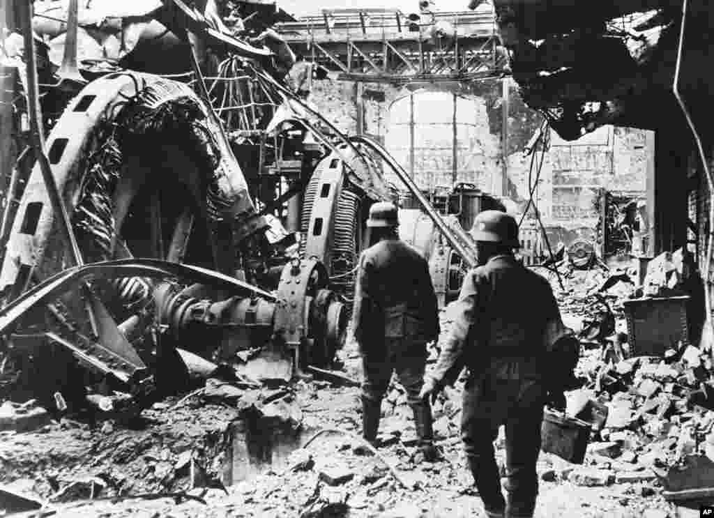 После начала наступления из 400 тысяч жителей Сталинграда были эвакуированы около 100 тысяч.&nbsp;Все оставшиеся, включая женщин и детей, были мобилизованы на строительство траншей и других оборонительных сооружений.&nbsp; Немецкие солдаты патрулируют один из районов города, 1942 год.