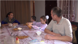 Каракат с детьми и отцом в Нур-Султане