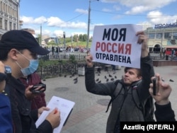 A demonstrator in the Russian city of Kazan on August 21, 2020 holds a sign that declares "My Russia is poisoned."