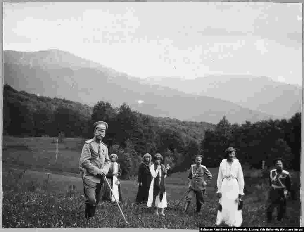 Николай II с дочерьми во время похода в Крыму