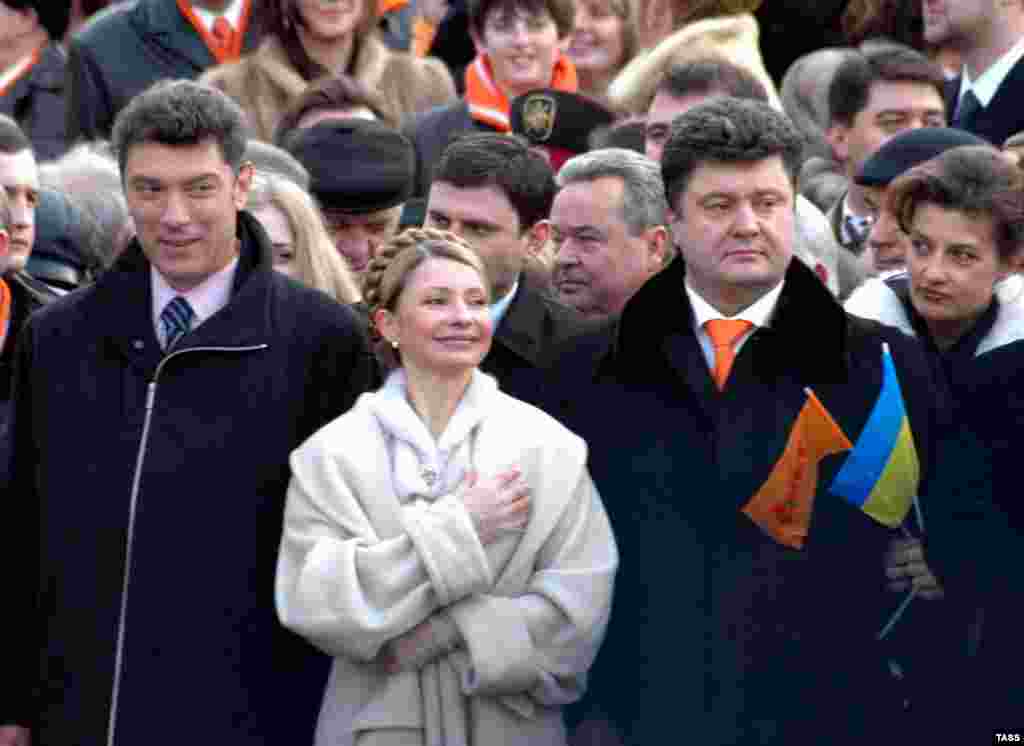 Борис Немцов с Юлией Тимошенко и Петром Порошенко на инаугурации украинского президента Виктора Ющенко. Январь 2005 года