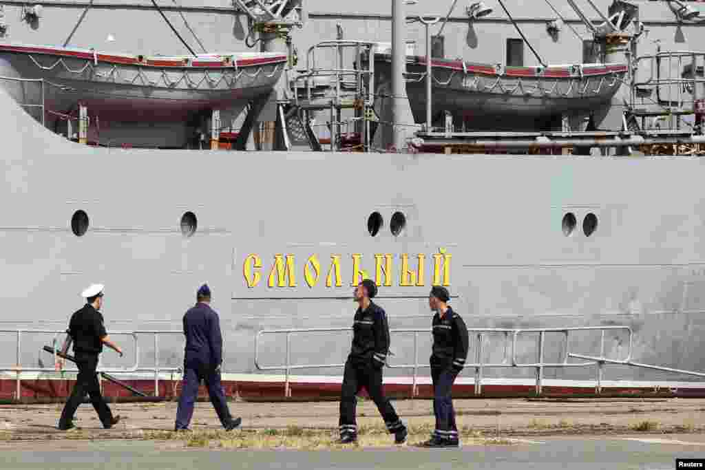 Российские моряки прибыли во французский город Сент-Назер для обучения. Июнь 2014 года