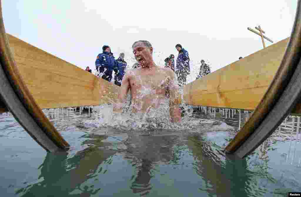 Минусовая температура в Алма-Ате на Крещение не помешала верующим окунуться в купель