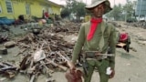 Солдат войск Заира (сейчас – Демократическая Республика Конго). На фоне – конфискованное у руандийского правительства оружие