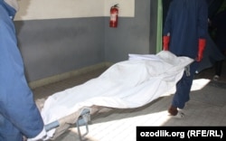 Тело умершего заключенного выносят из одной из узбекских тюрем