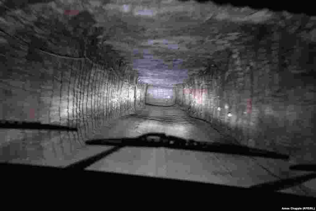 Транспортный туннель внутри шахты.&nbsp;Огромный соляной пласт под городом Соледар образовался после того, как в этом регионе высохло&nbsp;древнее море