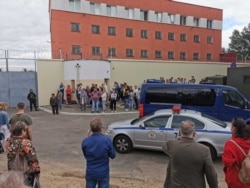 Родные ждут задержанных у следственного изолятора на улице Окрестина в Минске, 12 августа 2020 года