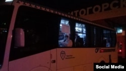 Автобус с работниками Чаяндинского месторождения в аэропорте Магнитогорска