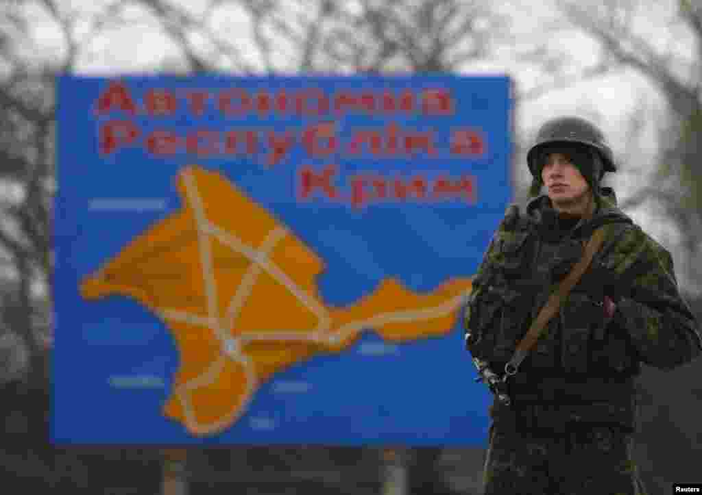 Российский солдат на керченской паромной переправе, 4 марта 2014 года