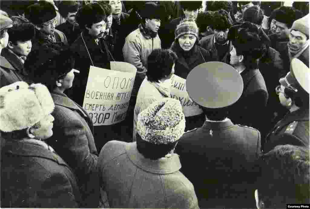 Supporters of the pro-reform Kyrgyzstan Democratic Movement gather in Bishkek, Kyrgyzstan on January 21, 1991 to protest the Soviet army&#39;s attempts that month to reestablish control in Latvia and Lithuania, which had both declared their independence from the USSR.&nbsp;