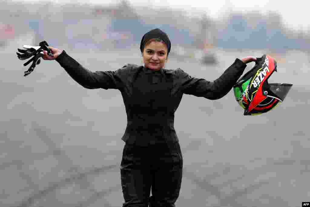Бехназ Шафеи &ndash; 26 лет. Когда-то она была бухгалтером в одной из иранских компаний, но оставила работу, чтобы заниматься супербайком и мотокроссом. Она вдохновляет и других женщин Ирана на занятия этими видами спорта