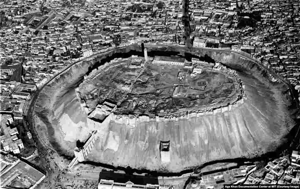 Во время посещения Алеппо в 1907 году, писательница Гертруда Белл сравнила его с чайным набором &ndash; &quot;дома лежат на блюдце, и Цитадель сидит на перевернутой чашке&rdquo;. На фото &ndash; вид на Цитадель Алеппо с высоты птичьего полета. Снимок сделан в 1937 году