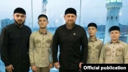 Глава Чечни Рамзан Кадыров с племянником и сыновьями, Ахмат Кадыров второй слева