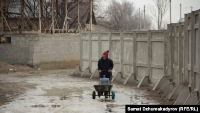 Самолет в стене дома