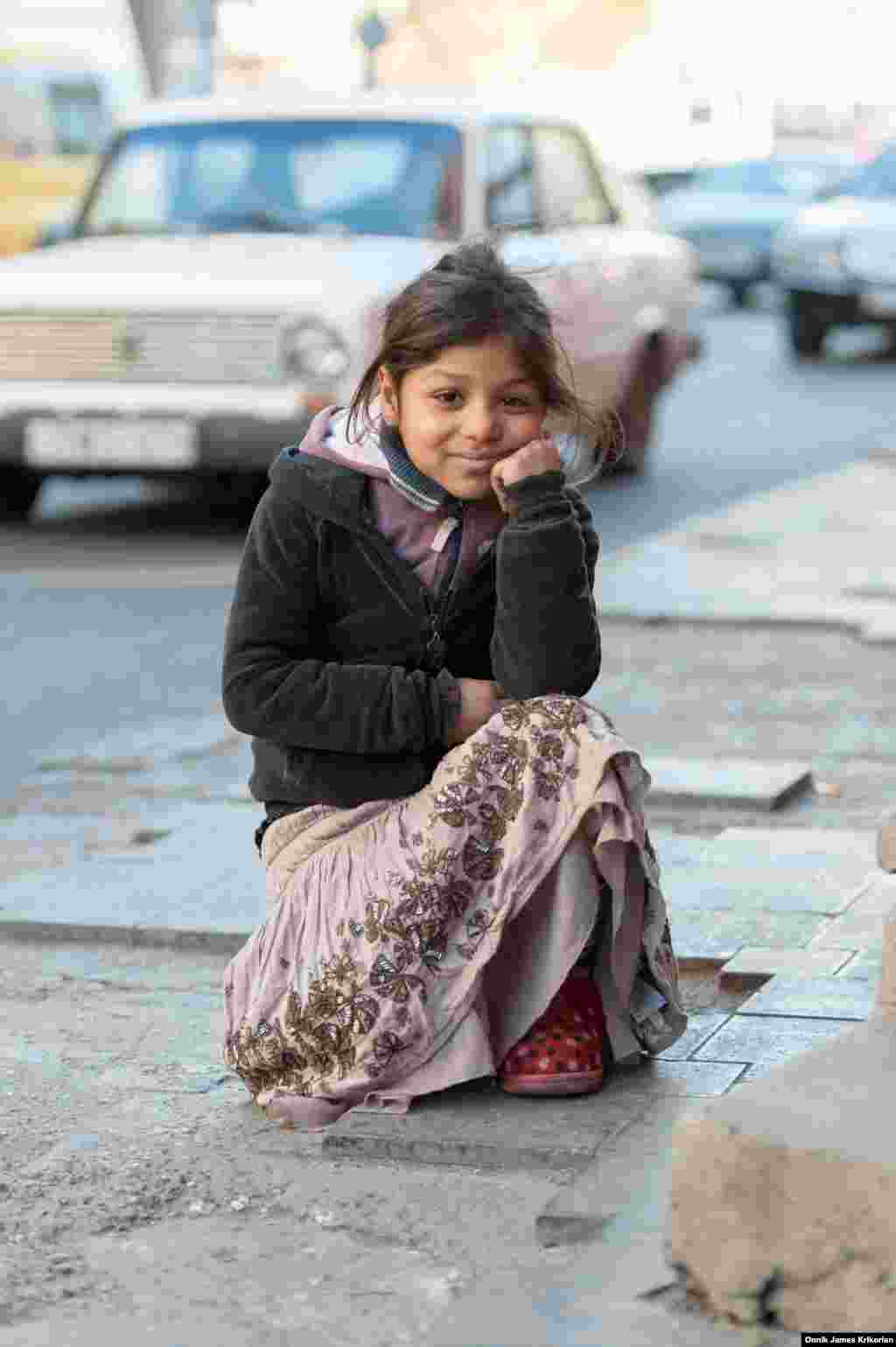 Несмотря на существующий стереотип, что беспризорные дети исключительно из семей этинческих меньшинств, по данным благотворительной организации Каритас, этнические грузины составляют примерно 50% всех беспризорников. Однако ни одна этническая группа от этого не застрахована. В последние годы на улицах все больше стали появлятся азербайджанские курды