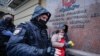 В Москве у здания МВД возобновились пикеты в поддержку Ильи Азара. Задержаны 8 человек