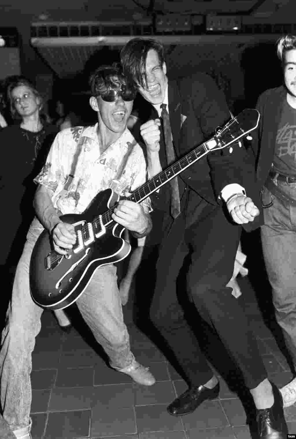 На фото &ndash; поклонники рок-н-ролла, 1988 год