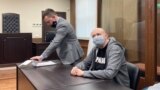 Сергей Смирнов (справа) и его адвокат Федор Сирош в Тверском суде Москвы, 3 февраля 2021 года. Фото: Егор Сковорода ("Медиазона")