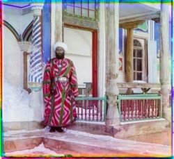 Сановник возле дворца эмира в Бухаре