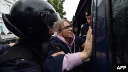 Полиция задержала Любовь Соболь, как только она вышла на улицу из своего штаба, чтобы отправиться на акцию протеста на Бульварном кольце