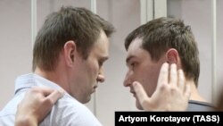 Олег и Алексей Навальные в суде, где рассматривалось дело "Ив Роше"