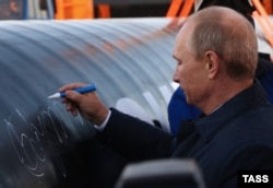 Президент России Владимир Путин на церемонии соединения первого звена магистрального газопровода "Сила Сибири" в районе села Ус Хатын, Россия. Якутская область. 1 сентября, 2014 года. Фото ТАСС