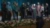 Стихийное собрание многодетных матерей прошло в Астане после похорон погибших на пожаре пятерых девочек