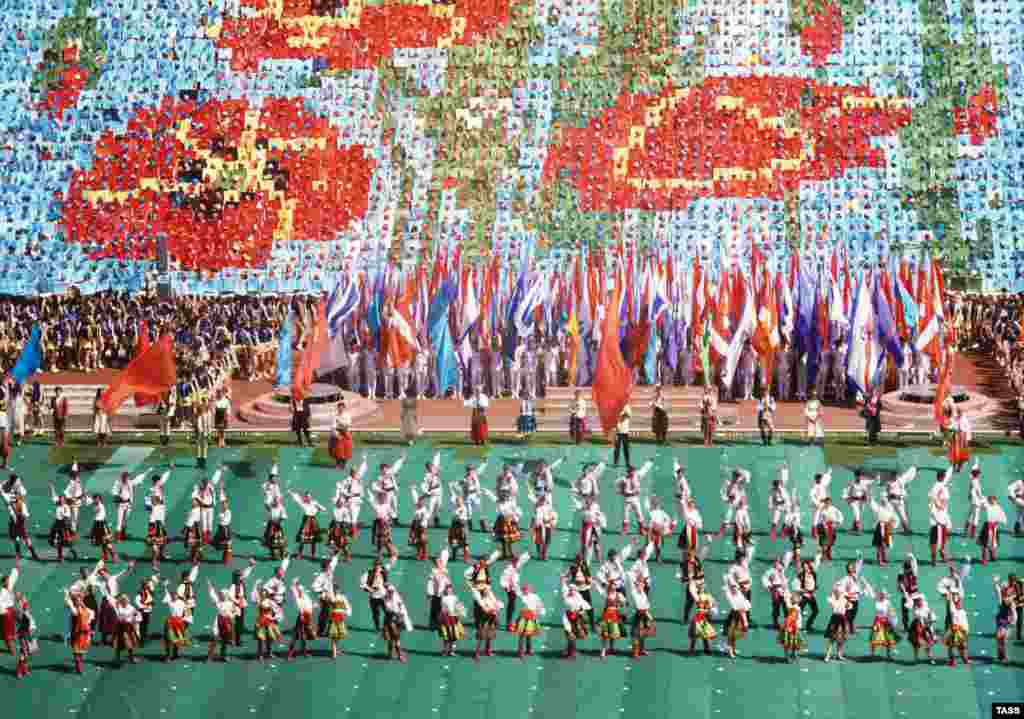 9 мая 1985 года в Киеве праздновали годовщину победы над нацизмом. Власть советской Украины рассматривала события в Бабьем Яру через призму &quot;страданий всего советского народа&quot; во время нацистской оккупации