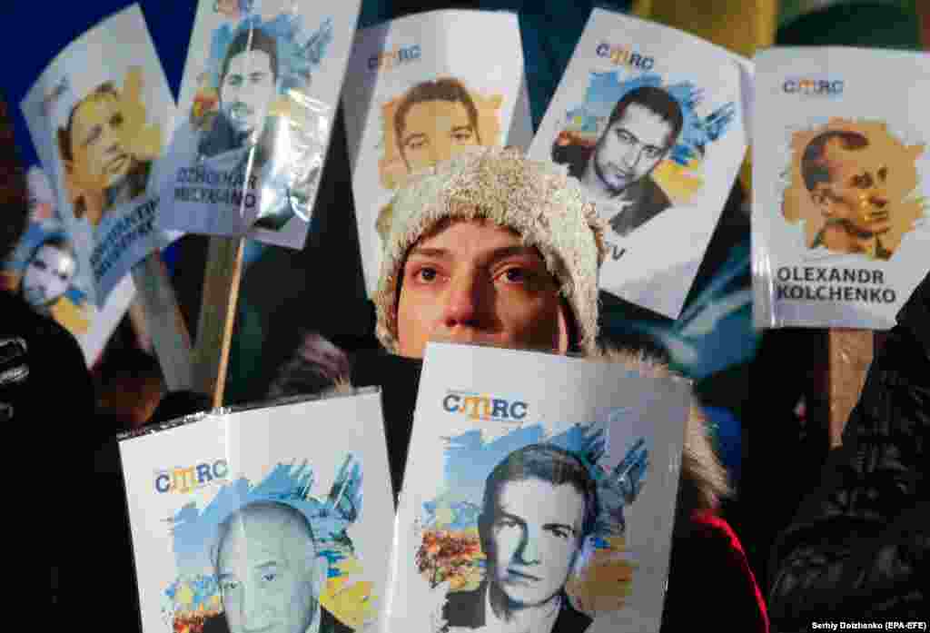 Украинские и крымскотатарские активисты в Киеве с именами 26 человек, пропавших или арестованных российскими спецслужбами в аннексированном Крыму. 26 февраля 2018