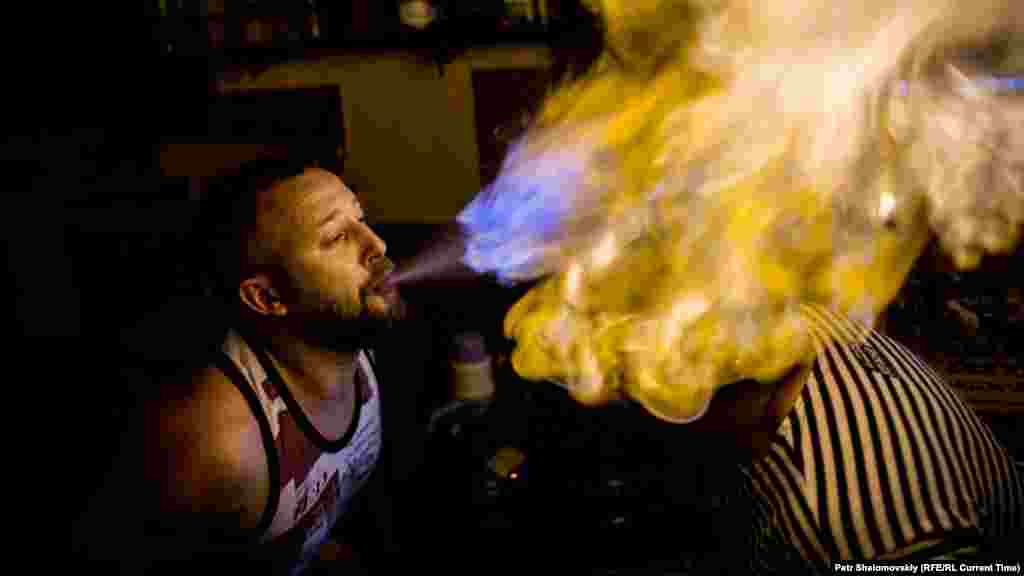 Вечеринка в Gungubazz bar, Донецк, 13 июня 2015 года, бармен совершает свой любимый трюк: поджигает алкоголь в старом армейском шлеме &nbsp;