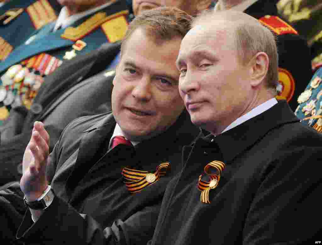 Дмитрий Медведев в своих часах, стоимость которых достигает $32 тыс Источник: газета Ведомости