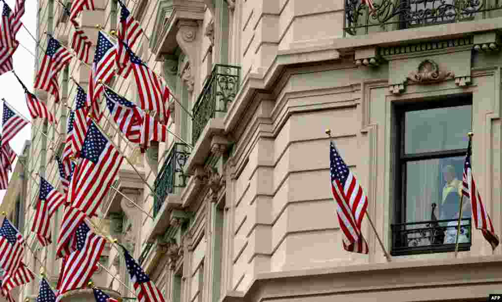 На газоне около Капитолия в Вашингтоне проходит бесплатный концерт "A Capitol Fourth", в котором принимают участие главные звезды шоу-бизнеса