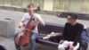 Суд в Москве оштрафовал игравшего на улице музыканта на 10 тыс. рублей за организацию массовой акции
