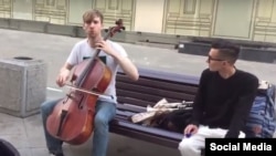 Семен Лашкин играет на виолончели на Никольской улице в Москве