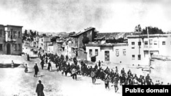 Турецкие войска ведут в тюрьму арестованных армян. Мезирех, апрель 1915 года